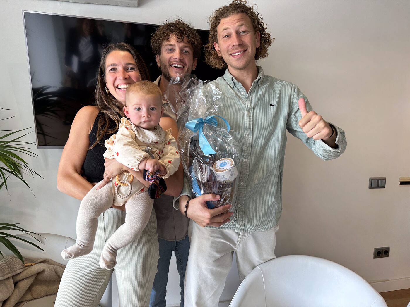 Robin with buyers on Ibiza — HOMZ