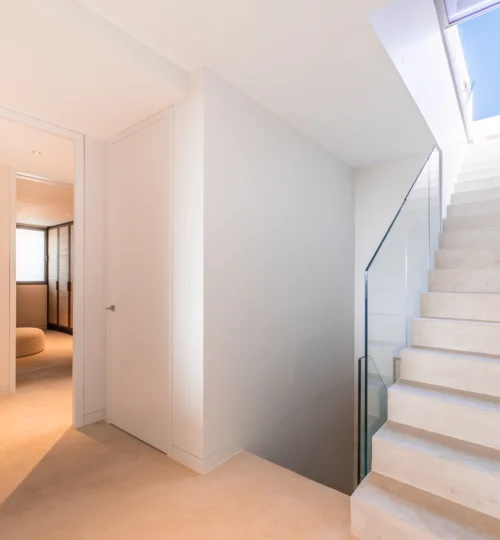 Residência de luxo de dois andares com vista para o mar e piscinas privadas em White Angel Ibiza