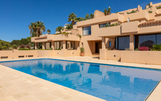Appartement de luxe à vendre à Cala Carbó avec vue spectaculaire sur Es Vedrà