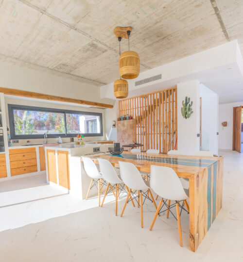 Prachtige nieuwe lange termijn villa ten noorden van Ibiza