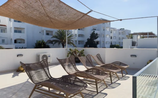 Precioso piso con 120 m² de terrazas y vistas al mar – Cala Vadella, Ibiza