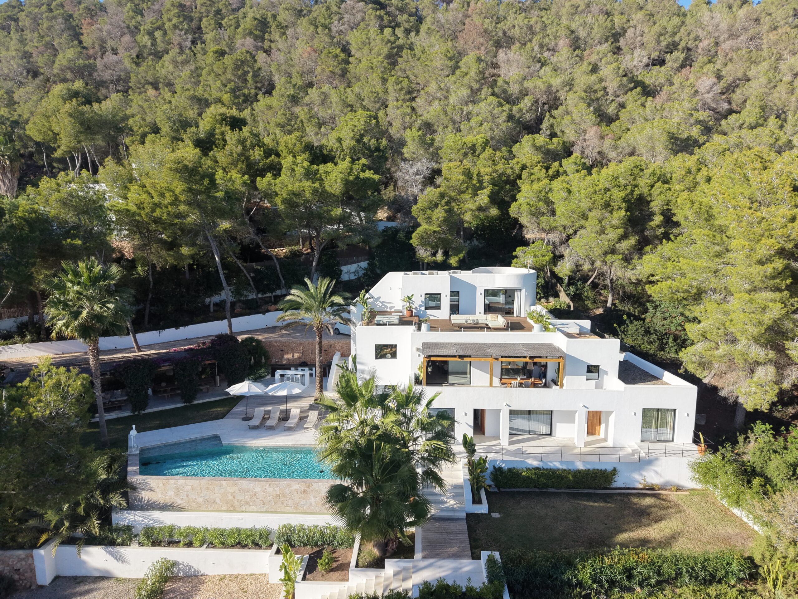 Luchtfoto van de kust van Ibiza — een woning verkopen met HOMZ Agency
