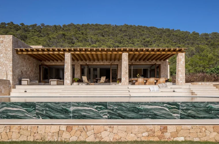 Designvilla kaufen in Cala Mastella, Ibiza — privates Anwesen am Meer
