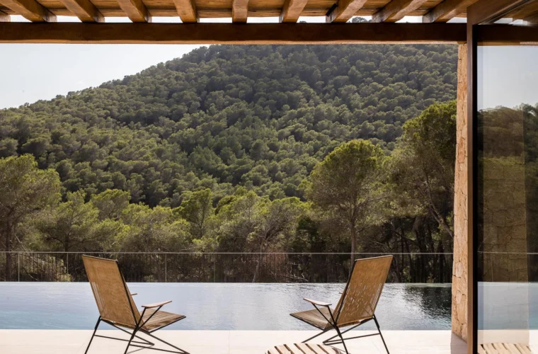 Designvilla kaufen in Cala Mastella, Ibiza — privates Anwesen am Meer