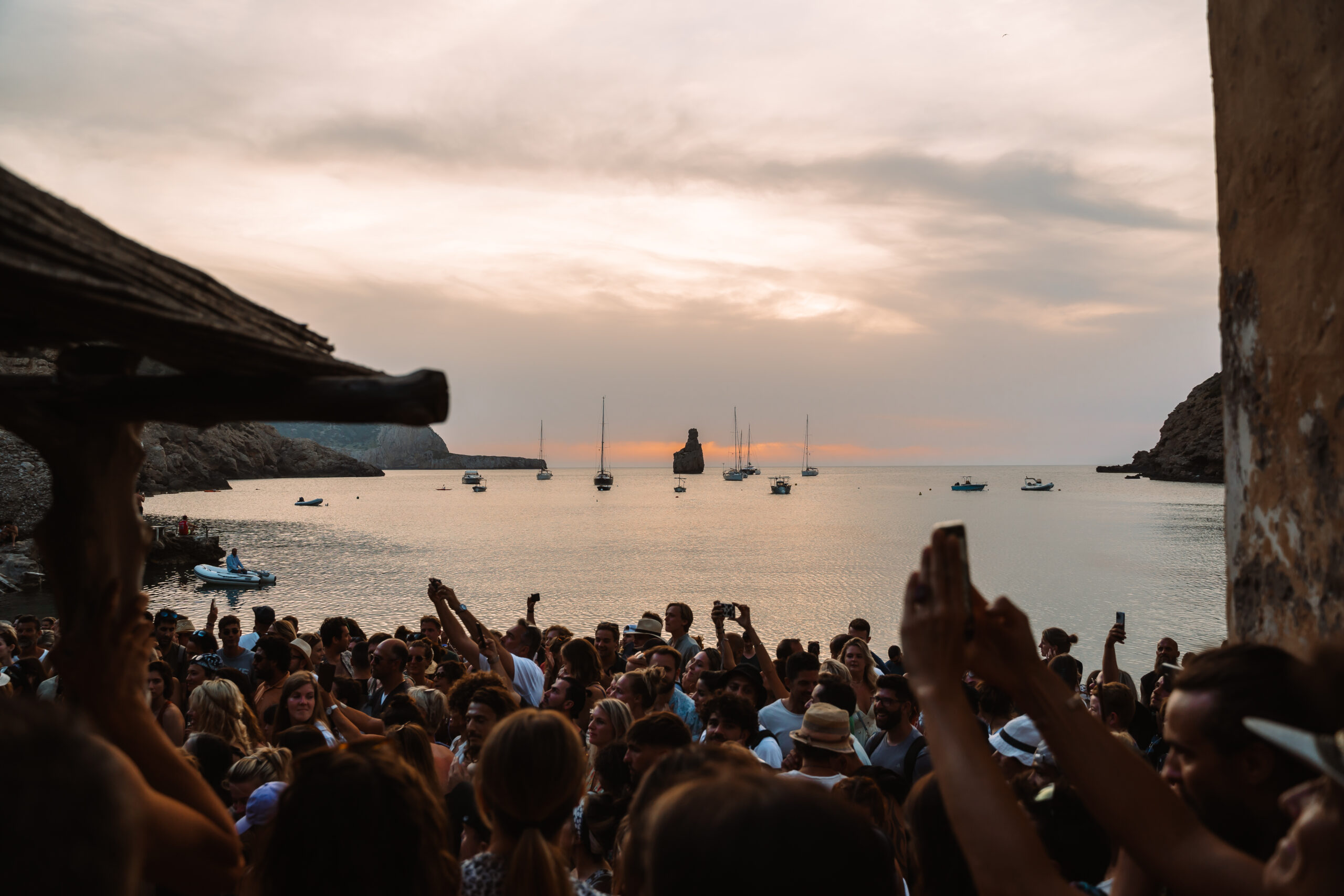 Landelijk Ibiza bij zonsondergang — HOMZ Agency