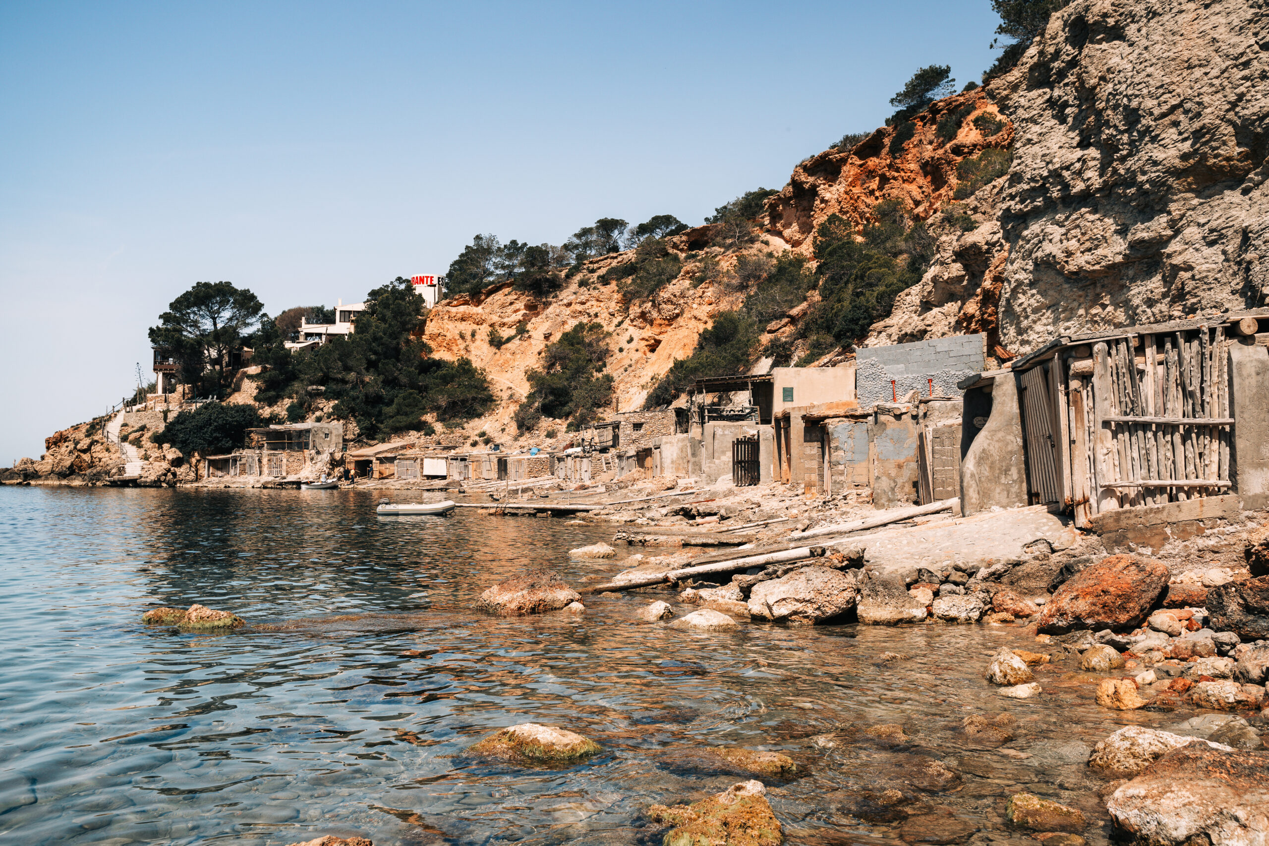 Uitzicht over de kust van Ibiza — HOMZ Agency
