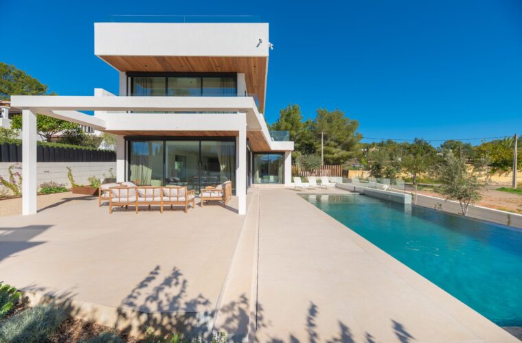 Villa for sale Cala Lenya Ibiza with a large pool